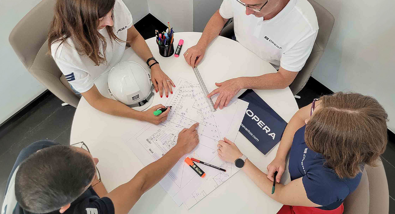 Equipo reunido en la mesa